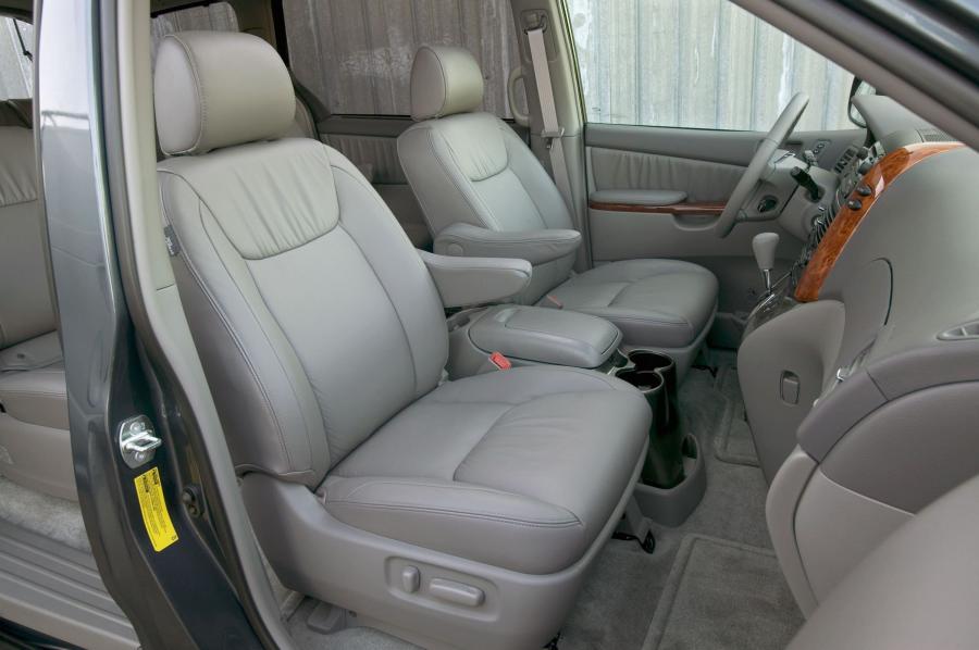  Toyota Sienna 2006 года  (фото 18 из 36)